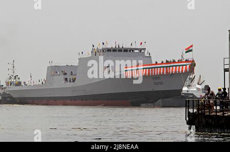 Mumbai, Indien. 17.. Mai 2022. Das zweite fortgeschrittene Stealth-Fregatte-Kriegsschiff der Klasse P17A segelt nach seinem Start in Mazagon Dock Shipbuilders Limited (MDL) in Mumbai in die arabische See. Das Kriegsschiff „Udaygiri“ wurde vom indischen Verteidigungsminister Rajnath Singh, der der Hauptgast der Veranstaltung war, ins Leben gerufen. Kredit: SOPA Images Limited/Alamy Live Nachrichten Stockfoto