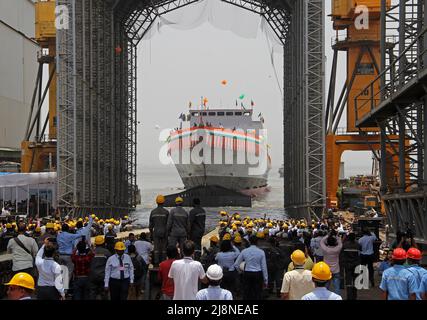 Mumbai, Indien. 17.. Mai 2022. Arbeiter werden beim Start des zweiten fortgeschrittenen Stealth-Fregatte-Kriegsschiffs der Klasse P17A bei Mazagon Dock Shipbuilders Limited (MDL) in Mumbai gesehen. Das Kriegsschiff „Udaygiri“ wurde vom indischen Verteidigungsminister Rajnath Singh, der der Hauptgast der Veranstaltung war, ins Leben gerufen. Kredit: SOPA Images Limited/Alamy Live Nachrichten Stockfoto