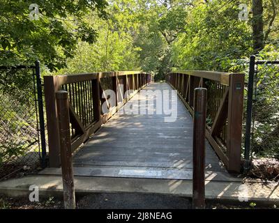 Usa. 15. April 2022. Brücke über den Las Trampas Creek auf Wanderwegen in der Nähe des Lafayette Community Center in Lafayette, Kalifornien, 15. April 2022. Foto mit freundlicher Genehmigung von Sftm. (Foto: Gado/Sipa USA) Quelle: SIPA USA/Alamy Live News Stockfoto
