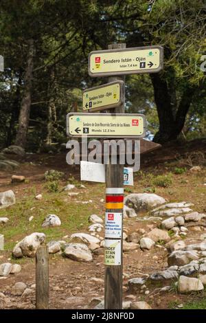 Wanderpfadmarkierung, Wegweiser, Wanderweg Ojen Istan, Sierra de las Nieves, Andalusien, Spanien. Stockfoto