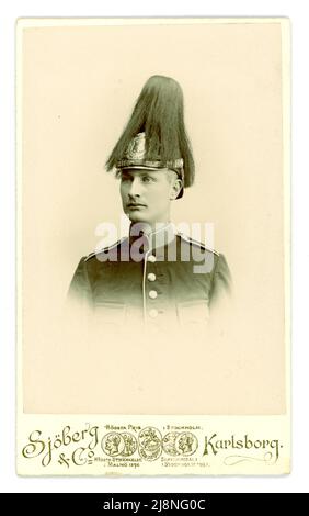 Ende der 1890er Jahre, Anfang des 20. Jahrhunderts, Carte de Visite (CDV oder Visitenkarte) eines hübschen schwedischen Militärs aus dem Atelier von Axel Sjoberg & Co. Karlsborg, in der Region Kalmar Lan in Schweden. Er trägt einen Infanterieoffizier im Pickelhaube-Stil mit schwedischem Wappen, mit Rosshaarpflaume, Circa Ende der 1890er Jahre, 1900. Stockfoto