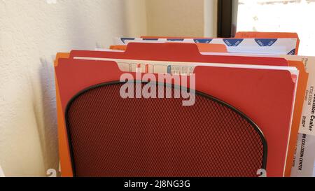 USA. 07. März 2022. Metallorganisator mit vertikalen Ordnern auf einem Desktop in Lafayette, Kalifornien, 7. März 2022. (Foto: Smith Collection/Gado/Sipa USA) Quelle: SIPA USA/Alamy Live News Stockfoto