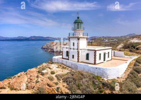 Leuchtturm in Akrotiri, Santorin, Griechenland. Stockfoto