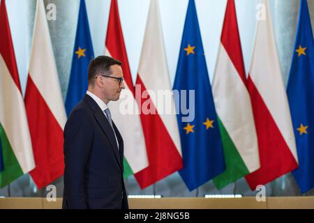 Warschau, Polen. 17.. Mai 2022. Der polnische Premierminister Mateusz Morawiecki wird vor dem Treffen gesehen. Der ungarische Staatspräsident Katalin Novák besucht Polen und ist der erste Auslandsbesuch des neuen ungarischen Präsidenten. Sie wurde im März vom ungarischen parlament gewählt und ersetzt Janosz Ader in dieser Position. Nach einem Besuch des polnischen Präsidenten traf Katalin Novák mit dem polnischen Premierminister Mateusz Morawiecki zusammen. Eines der Themen des Treffens waren die EU-Sanktionen gegen Russland im Zusammenhang mit dem Krieg in der Ukraine. Kredit: SOPA Images Limited/Alamy Live Nachrichten Stockfoto