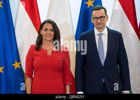 Warschau, Polen. 17.. Mai 2022. Katalin Novák und Mateusz Morawiecki werden vor dem Treffen gesehen. Der ungarische Staatspräsident Katalin Novák besucht Polen und ist der erste Auslandsbesuch des neuen ungarischen Präsidenten. Sie wurde im März vom ungarischen parlament gewählt und ersetzt Janosz Ader in dieser Position. Nach einem Besuch des polnischen Präsidenten traf Katalin Novák mit dem polnischen Premierminister Mateusz Morawiecki zusammen. Eines der Themen des Treffens waren die EU-Sanktionen gegen Russland im Zusammenhang mit dem Krieg in der Ukraine. Kredit: SOPA Images Limited/Alamy Live Nachrichten Stockfoto