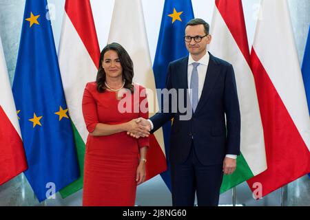 Warschau, Polen. 17.. Mai 2022. Katalin Novák und Mateusz Morawiecki schütteln sich vor dem Treffen die Hände. Der ungarische Staatspräsident Katalin Novák besucht Polen und ist der erste Auslandsbesuch des neuen ungarischen Präsidenten. Sie wurde im März vom ungarischen parlament gewählt und ersetzt Janosz Ader in dieser Position. Nach einem Besuch des polnischen Präsidenten traf Katalin Novák mit dem polnischen Premierminister Mateusz Morawiecki zusammen. Eines der Themen des Treffens waren die EU-Sanktionen gegen Russland im Zusammenhang mit dem Krieg in der Ukraine. Kredit: SOPA Images Limited/Alamy Live Nachrichten Stockfoto