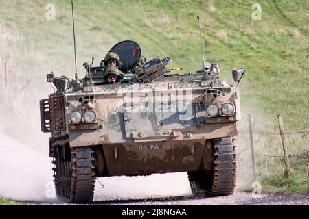 Salisbury Plain, Wiltshire, Großbritannien - 15 2007. März: Ein Panzerpanzer der britischen Armee FV432 auf dem Trainingsgebiet der Salisbury Plain in Wiltshire, Großbritannien Stockfoto