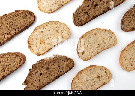 Muster mit Scheiben Weizen und Roggenbrot isoliert auf weißem Hintergrund, Draufsicht Stockfoto