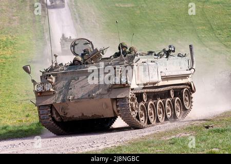 Salisbury Plain, Wiltshire, Großbritannien - 15 2007. März: Ein Panzerpanzer der britischen Armee FV432 auf dem Trainingsgebiet der Salisbury Plain in Wiltshire, Großbritannien Stockfoto