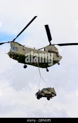 RNAS Yeovilton, Somerset, Großbritannien - September 16 2005: Eine Boeing Chinook HC.2 (ZH894) der Royal Air Force, die einen Land Rover der Armee als Unterlast trägt Stockfoto