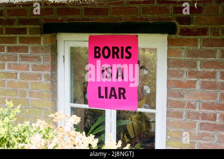 Warminster, Wiltshire, Großbritannien - 3 2022. Mai: Boris ist ein Lügner-Schild (bezieht sich auf den britischen Premierminister Boris Johnson), das auf dem Fenster eines Hauses angezeigt wird Stockfoto