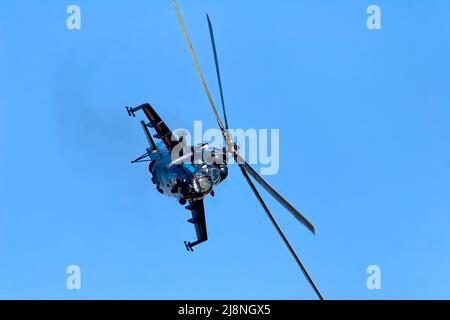 RAF Fairford, Gloucestershire, Großbritannien - 15 2006. Juli: Ein Hubschrauber der tschechischen Luftwaffe Mil Mi-24V (Hind) wurde 2006 beim Royal International Air Tattoo angegriffen Stockfoto