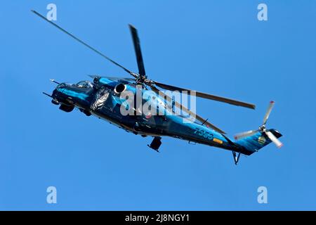 RAF Fairford, Gloucestershire, Großbritannien - 15 2006. Juli: Ein Hubschrauber der tschechischen Luftwaffe Mil Mi-24V (Hind) wurde 2006 beim Royal International Air Tattoo angegriffen Stockfoto