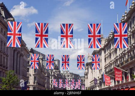 London, Großbritannien. 17.. Mai 2022. Anlässlich des Platin-Jubiläums der Königin, dem 70.. Jahrestag der Thronbesteigung der Königin, wurden in der Regent Street Union Jack-Flaggen angebracht. Vom 2.. Bis 5.. Juni findet ein spezielles, erweitertes Platinum Jubilee Weekend statt. Kredit: SOPA Images Limited/Alamy Live Nachrichten Stockfoto