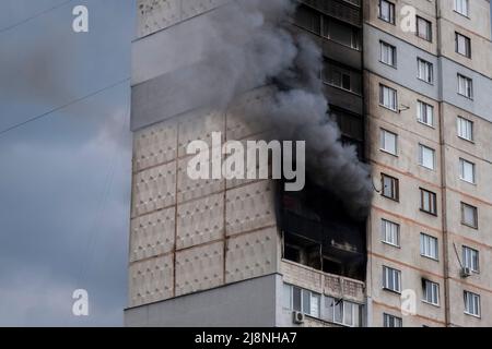 Charkiw, Ukraine. 01.. Mai 2022. Ein Gebäude wurde nach einem russischen Artillerieangriff in Saltivka in Brand gesetzt. Während Russland seine Truppen neu versorgt und die Offensive auf den östlichen Teil der Ukraine konzentriert hat, steht Charkow, die zweitgrößte Stadt der Ukraine, nun unter ständiger Bedrohung durch russische Bombardierungen und Luftangriffe. Kredit: SOPA Images Limited/Alamy Live Nachrichten Stockfoto