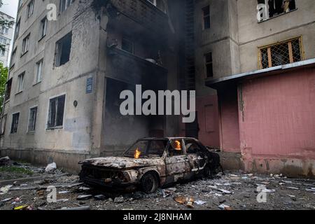 Charkiw, Ukraine. 01.. Mai 2022. Ein Auto, das in Brand gesetzt wurde, nachdem es von einem russischen Artillerieangriff in Saltivka getroffen wurde. Während Russland seine Truppen neu versorgt und die Offensive auf den östlichen Teil der Ukraine konzentriert hat, steht Charkow, die zweitgrößte Stadt der Ukraine, nun unter ständiger Bedrohung durch russische Bombardierungen und Luftangriffe. Kredit: SOPA Images Limited/Alamy Live Nachrichten Stockfoto