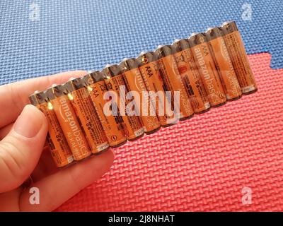 USA. 23.. Februar 2022. Person's Hand Holding a package of Amazon Basics Batteries, Lafayette, California, 23. Februar 2022. Foto mit freundlicher Genehmigung von Tech Trends. (Foto: Gado/Sipa USA) Quelle: SIPA USA/Alamy Live News Stockfoto