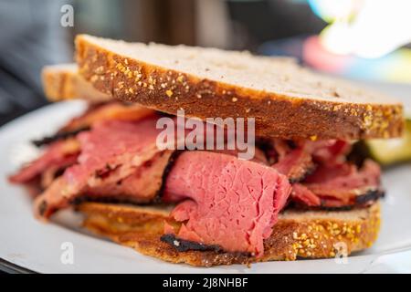 USA. 10. April 2022. Pastrami-Sandwich im Wise Sons Deli im Contemporary Jewish Museum, San Francisco, Kalifornien, 10. April 2022. (Foto: Gado/Sipa USA) Quelle: SIPA USA/Alamy Live News Stockfoto