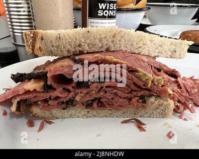 USA. 10. April 2022. Pastrami-Sandwich im Wise Sons Jewish Deli im Contemporary Jewish Museum, San Francisco, Kalifornien, 10. April 2022. (Foto: Gado/Sipa USA) Quelle: SIPA USA/Alamy Live News Stockfoto