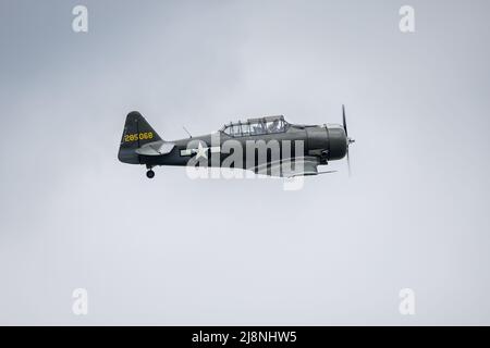 North American AT-6 Texan in der United States Army Air Corps Markierungen in der Luft auf der Shuttleworth Season Premiere Airshow am 1.. Mai 2022 Stockfoto