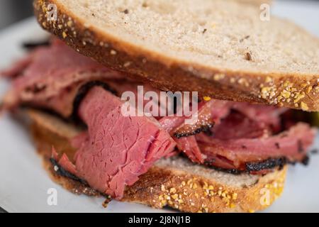 USA. 10. April 2022. Pastrami-Sandwich im Wise Sons Deli im Contemporary Jewish Museum, San Francisco, Kalifornien, 10. April 2022. (Foto: Gado/Sipa USA) Quelle: SIPA USA/Alamy Live News Stockfoto