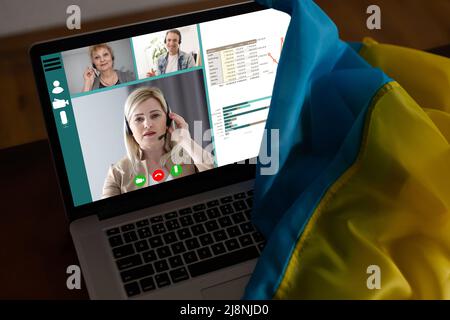 Videoanruf von zu Hause, Bildschirm, Webcam, online kommunizieren. Flagge der Ukraine Stockfoto