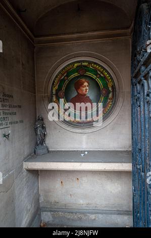 Innenansicht einer Grabstätte auf dem Passy Friedhof. Paris, Frankreich. 05/2009 Stockfoto