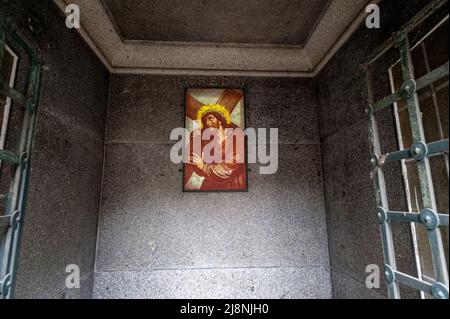 Innenansicht einer Grabstätte auf dem Passy Friedhof. Paris, Frankreich. 05/2009 Stockfoto