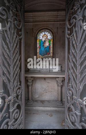 Innenansicht einer Grabstätte auf dem Passy Friedhof. Paris, Frankreich. 05/2009 Stockfoto