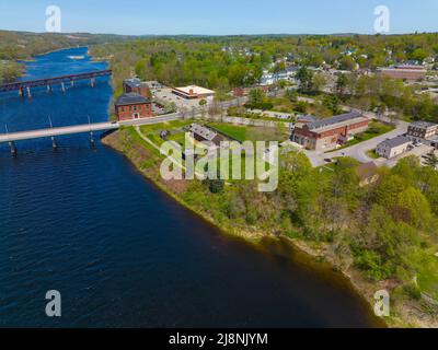 Old Fort Western und Augusta City Hall Luftaufnahme am Ostufer des Kennebec River in Spring, Augusta, Maine ME, USA. Stockfoto