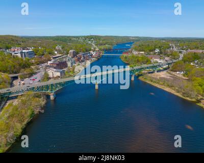 Memorial Bridge Luftaufnahme über den Kennebec River in der historischen Innenstadt von Augusta, Maine ME, USA. Stockfoto