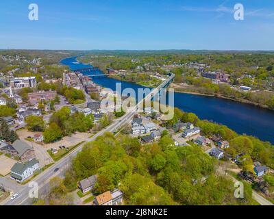 Memorial Bridge Luftaufnahme über den Kennebec River in der historischen Innenstadt von Augusta, Maine ME, USA. Stockfoto