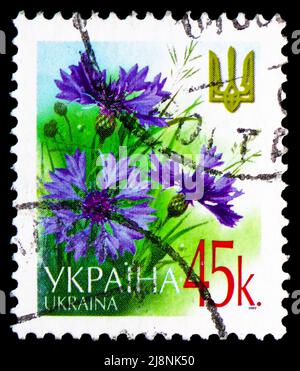 MOSKAU, RUSSLAND - 14. MAI 2022: Die in der Ukraine gedruckte Briefmarke zeigt Cornflower (Centaurea cyanus), die fünfte und sechste endgültige Ausgabe, um 2006 Stockfoto