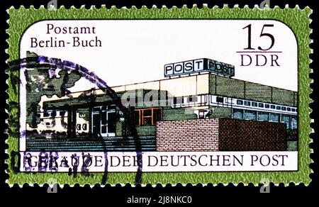 MOSKAU, RUSSLAND - 14. MAI 2022: In Deutschland gedruckte Briefmarke zeigt Postamt in Berlin-Buch, Gebäude der Deutschen Post Serie, um 1988 Stockfoto