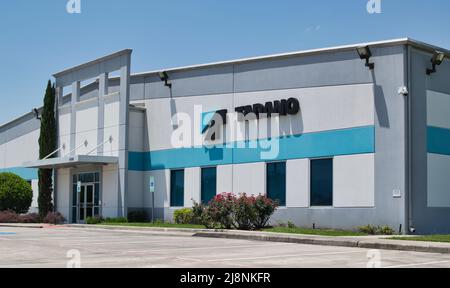 Houston, Texas USA 05-08-2022: Außenansicht des Bürogebäudes von Tadano Limited in Houston, Texas. Weltweiter Kranhersteller mit Sitz in Japan, gegründet 1948. Stockfoto