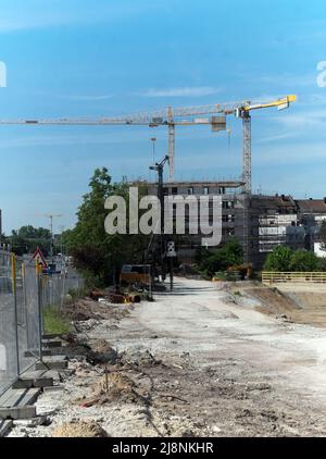 Große Baustelle, große Grube mit Kränen, Bagger Stockfoto