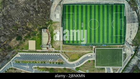 CARACAS, VENEZUELA - MAI 2022: Fußballstadion des Cocodrilos Sports Park in Caracas. Luftaufnahme. Stockfoto