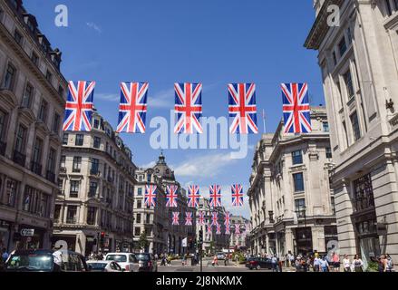 London, Großbritannien. 17.. Mai 2022. Anlässlich des Platin-Jubiläums der Königin, dem 70.. Jahrestag der Thronbesteigung der Königin, wurden in der Regent Street Union Jack-Flaggen angebracht. Vom 2.. Bis 5.. Juni findet ein spezielles, erweitertes Platinum Jubilee Weekend statt. (Foto: Vuk Valcic/SOPA Images/Sipa USA) Quelle: SIPA USA/Alamy Live News Stockfoto