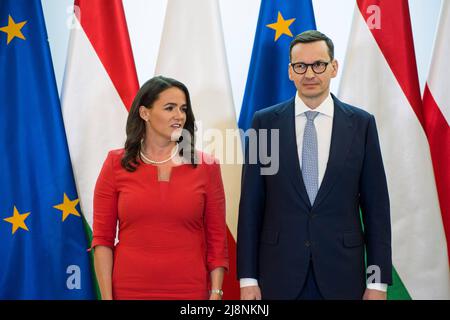 Warschau, Polen. 17.. Mai 2022. Katalin Novák und Mateusz Morawiecki werden vor dem Treffen gesehen. Der ungarische Staatspräsident Katalin Novák besucht Polen und ist der erste Auslandsbesuch des neuen ungarischen Präsidenten. Sie wurde im März vom ungarischen parlament gewählt und ersetzt Janosz Ader in dieser Position. Nach einem Besuch des polnischen Präsidenten traf Katalin Novák mit dem polnischen Premierminister Mateusz Morawiecki zusammen. Eines der Themen des Treffens waren die EU-Sanktionen gegen Russland im Zusammenhang mit dem Krieg in der Ukraine. (Foto von Attila Husejnow/SOPA Images/Sipa USA) Quelle: SIPA USA/Alamy Live News Stockfoto