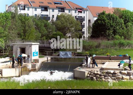 Dauerwelle Nürnberg. Surfen in der Stadt. Surfer auf einer stehenden Welle in Nürnberg Stockfoto