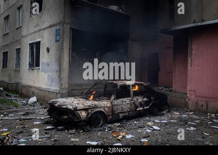 Charkiw, Ukraine. 01.. Mai 2022. Ein Auto, das in Brand gesetzt wurde, nachdem es von einem russischen Artillerieangriff in Saltivka getroffen wurde. Während Russland seine Truppen neu versorgt und die Offensive auf den östlichen Teil der Ukraine konzentriert hat, steht Charkow, die zweitgrößte Stadt der Ukraine, nun unter ständiger Bedrohung durch russische Bombardierungen und Luftangriffe. (Foto von Alex Chan Tsz Yuk/SOPA Images/Sipa USA) Quelle: SIPA USA/Alamy Live News Stockfoto