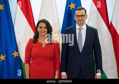 Warschau, Polen. 17.. Mai 2022. Katalin Novák und Mateusz Morawiecki werden vor dem Treffen gesehen. Der ungarische Staatspräsident Katalin Novák besucht Polen und ist der erste Auslandsbesuch des neuen ungarischen Präsidenten. Sie wurde im März vom ungarischen parlament gewählt und ersetzt Janosz Ader in dieser Position. Nach einem Besuch des polnischen Präsidenten traf Katalin Novák mit dem polnischen Premierminister Mateusz Morawiecki zusammen. Eines der Themen des Treffens waren die EU-Sanktionen gegen Russland im Zusammenhang mit dem Krieg in der Ukraine. (Foto von Attila Husejnow/SOPA Images/Sipa USA) Quelle: SIPA USA/Alamy Live News Stockfoto