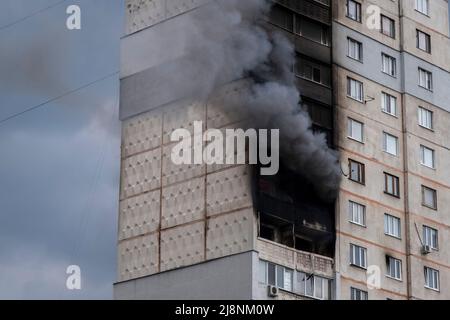 Charkiw, Ukraine. 01.. Mai 2022. Ein Gebäude wurde nach einem russischen Artillerieangriff in Saltivka in Brand gesetzt. Während Russland seine Truppen neu versorgt und die Offensive auf den östlichen Teil der Ukraine konzentriert hat, steht Charkow, die zweitgrößte Stadt der Ukraine, nun unter ständiger Bedrohung durch russische Bombardierungen und Luftangriffe. (Foto von Alex Chan Tsz Yuk/SOPA Images/Sipa USA) Quelle: SIPA USA/Alamy Live News Stockfoto