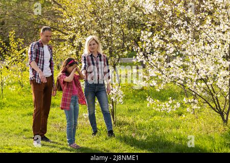 Das kleine Mädchen weint, strenge Eltern Stockfoto