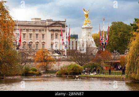 London, Großbritannien - 29. Oktober 2012: Victoria Memorial und Buckingham Palace vom St James's Park aus gesehen Stockfoto