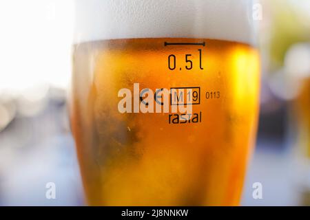 Cisal Glas Vollbier mit CE-Kennzeichnung 0,5l auf Tisch in Spanien. Stockfoto