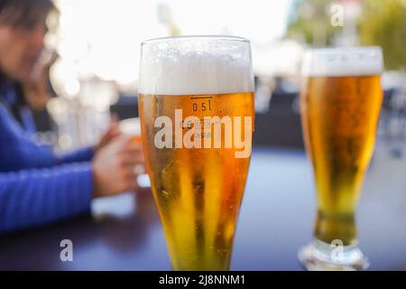 Cisal Glas Vollbier mit CE-Kennzeichnung 0,5l auf Tisch in Spanien. Stockfoto