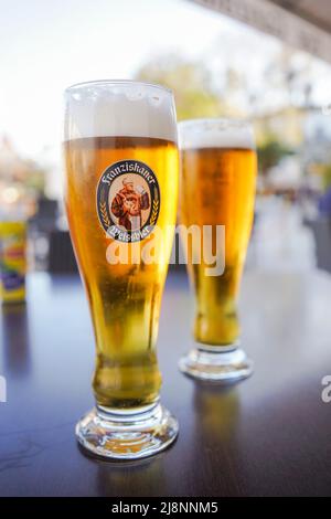 Zwei Gläser Bier mit Franziskaner Weissbier auf dem Tisch. Stockfoto