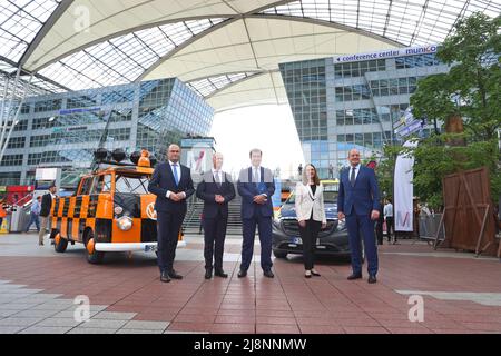 München, Deutschland. 17.. Mai 2022. Albert Füracker, Vorsitzender des Aufsichtsrats der Flughafen München GmbH (l-r), Jost Lammers, Vorsitzender der Geschäftsführung der Flughafen München GmbH, Markus Söder, Bayerischer Ministerpräsident (CSU), Natalie Leroy, Geschäftsführerin Finanzen der Flughafen München GmbH und Infrastruktur, Und Jan-Henrik Andersson, Managing Director Commercial and Security der Flughafen München GmbH, stehen vor einem historischen Vorfeldfahrzeug im Munich Airport Center am Franz Josef Strauß Airport in München. Quelle: Karl-Josef Hildenbrand/dpa/Alamy Live News Stockfoto