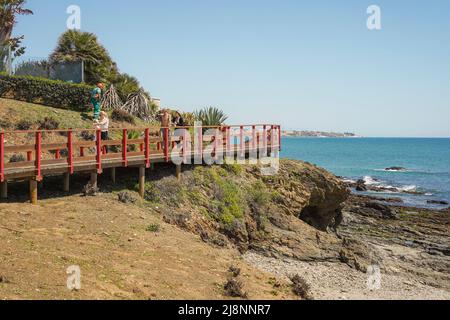 Holzsteg, Gehweg, Strandpromenade, Strände der Costa Del Sol, La Cala, Andalusien, Spanien verbinden. Stockfoto